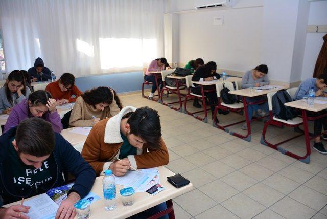 Torbalı’da bin 500 öğrenci deneme sınavına katıldı