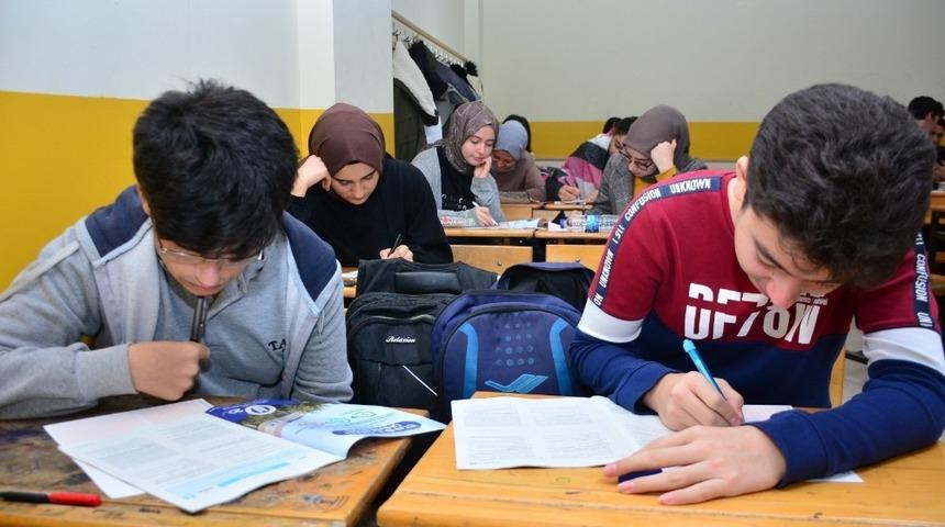 Torbalı&rsquo;da bin 500 &ouml;ğrenci deneme sınavına katıldı