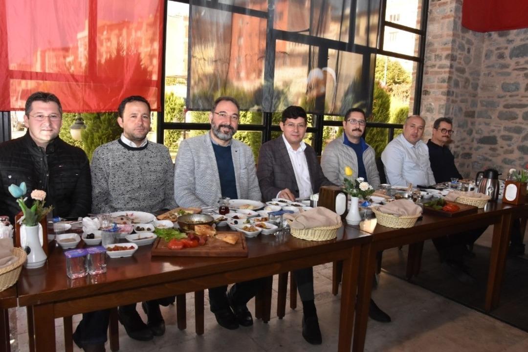 Başkan &Ouml;zcan, inşaat m&uuml;hendisleri ile dayanışma ve kaynaşma kahvaltısında buluştu