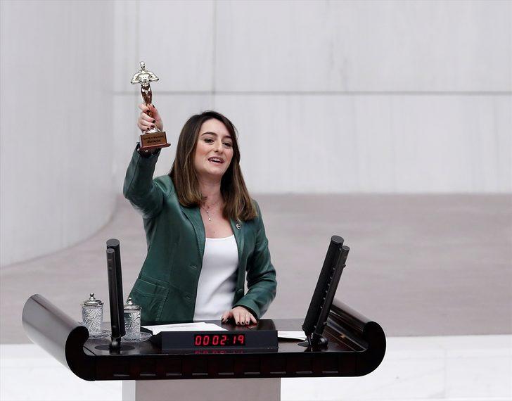 CHP'li vekil 'İşsizlik ve mutsuzluk' Oscar'ını Bakan Kasapoğlu'nun masasına bıraktı G1