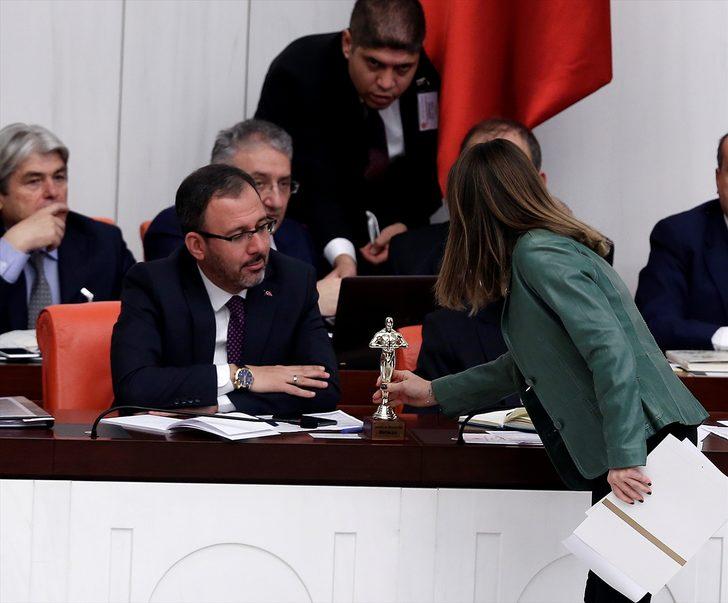 CHP'li vekil 'İşsizlik ve mutsuzluk' Oscar'ını Bakan Kasapoğlu'nun masasına bıraktı G3