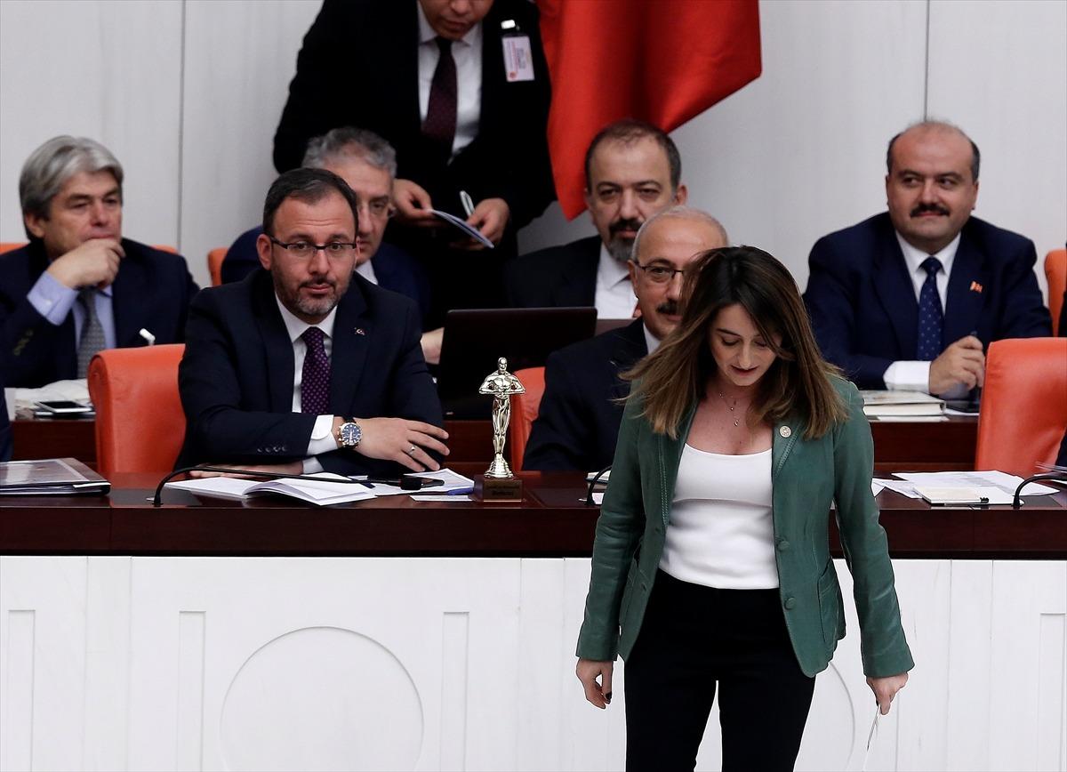 CHP'li vekil 'İşsizlik ve mutsuzluk' Oscar'ını Bakan Kasapoğlu'nun masasına bıraktı