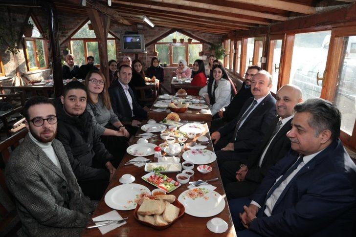 Rektör Özdemir MYO öğrencileriyle kahvaltıda buluştu G1