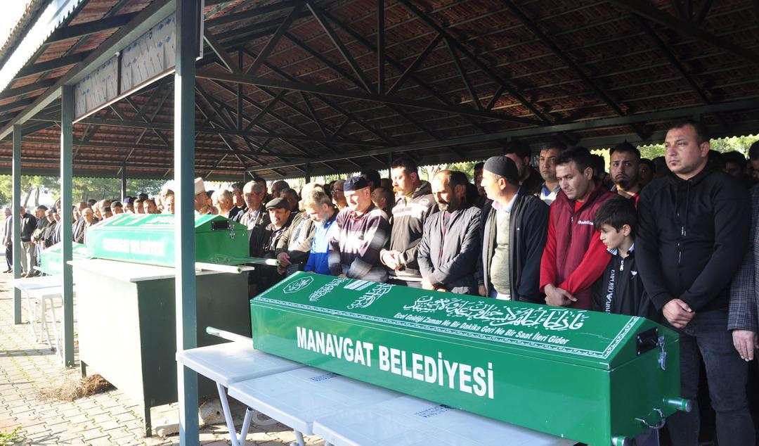 Otomobil takla attı: 3 &ouml;l&uuml;, 2 yaralı (5)