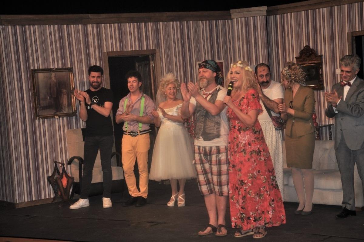 3+1 Zombili kahkahaya boğdu