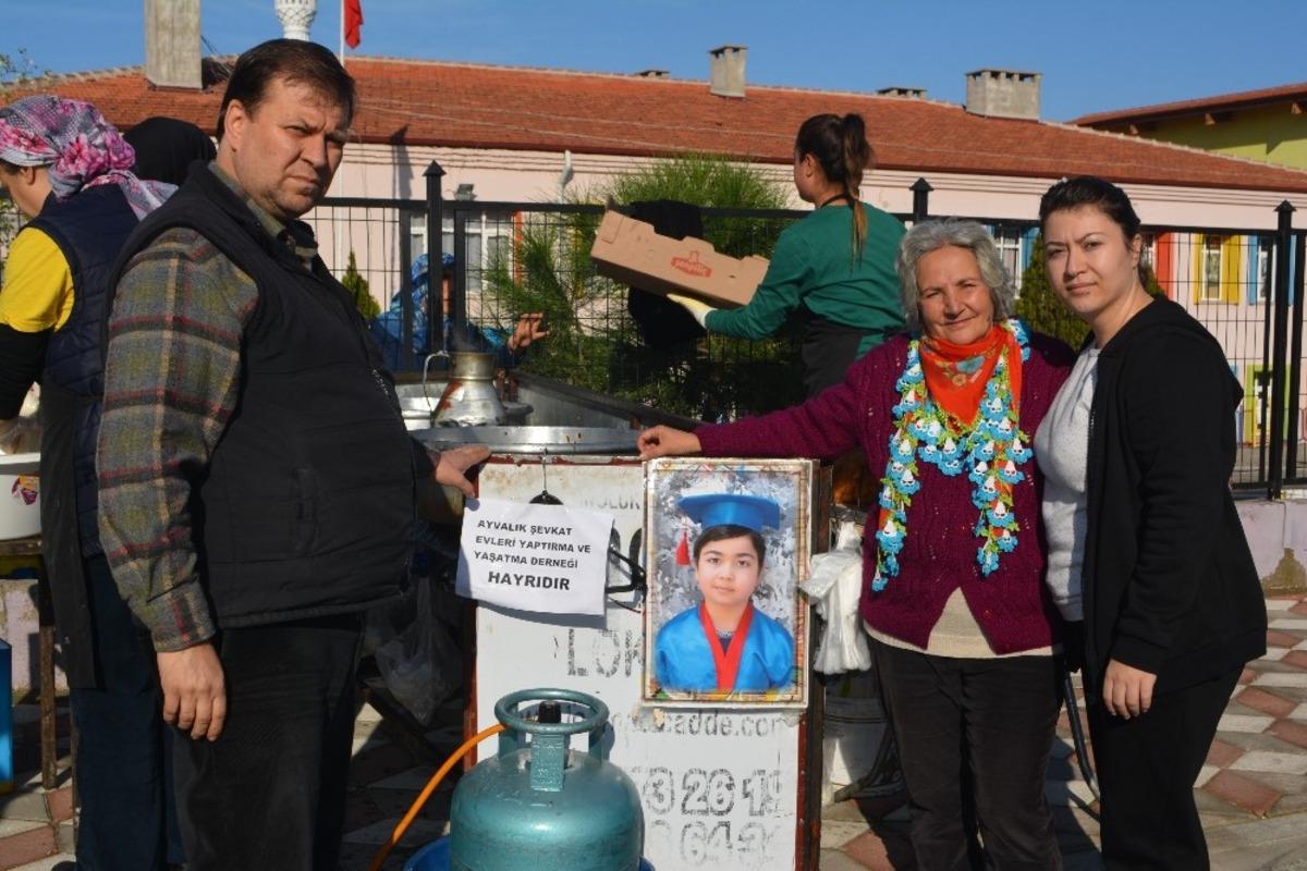 Ayvalık&rsquo;ta Şefkatli Eller amansız hastalığa yenik d&uuml;şen minik Serdar&rsquo;ı unutmadı