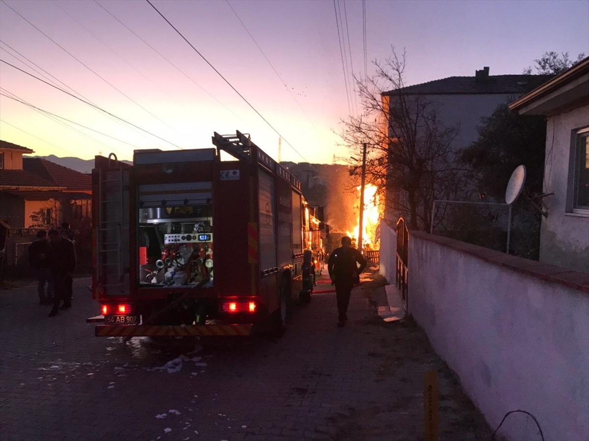 Sakarya'da kamyonda &ccedil;ıkan yangın s&ouml;nd&uuml;r&uuml;lmeye &ccedil;alışılıyor