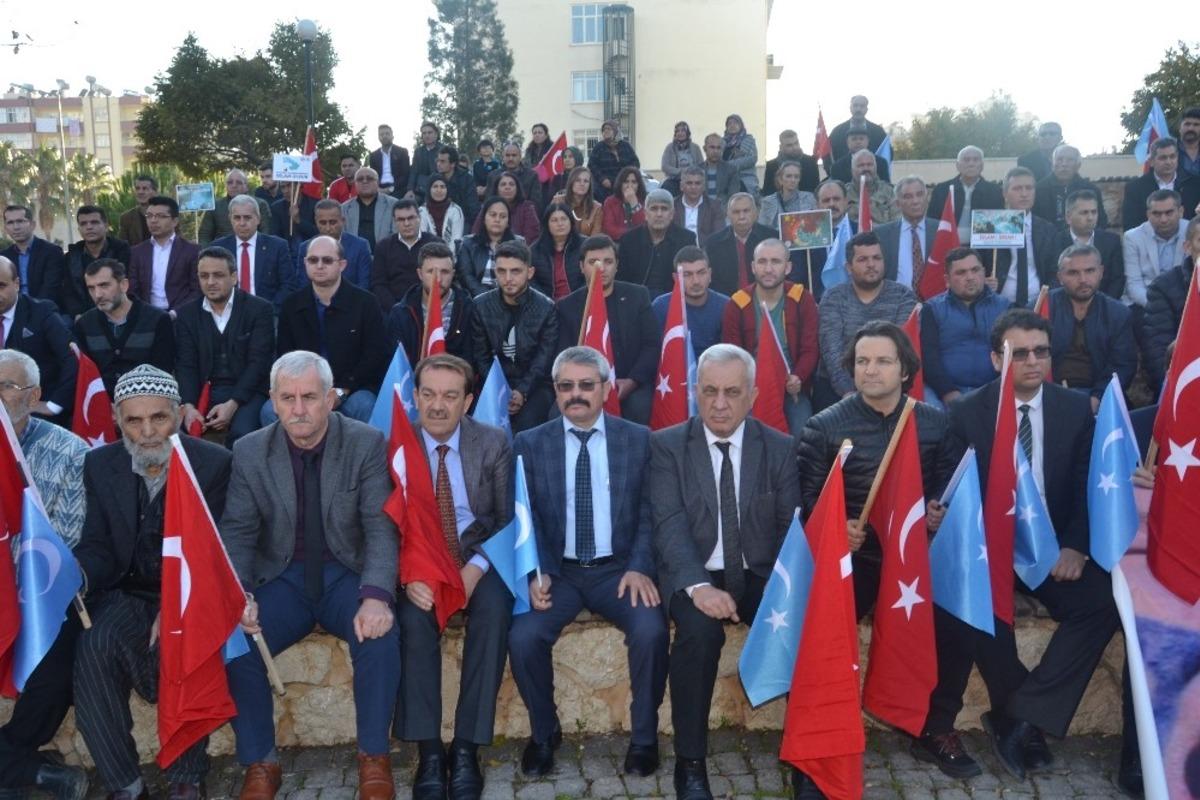 Kozan&rsquo;da Doğu T&uuml;rkistan&rsquo;da zulme tepki