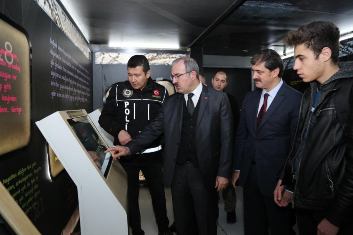 Vali &Ouml;mer Toraman, Narkotik Eğitim Tırı&rsquo;nı ziyaret etti