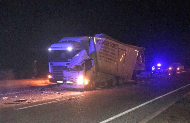 Antalya'da kamyonet emniyet şeridindeki tıra çarptı: 1 ölü, 1 yaralı<br />
