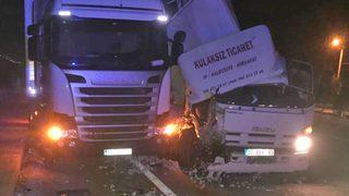 Antalya'da kamyonet emniyet şeridindeki tıra çarptı: 1 ölü, 1 yaralı
