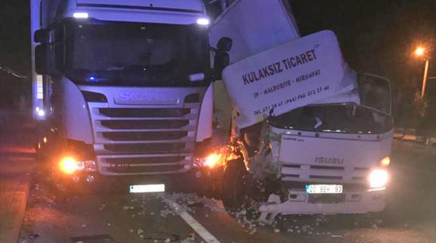 Antalya'da kamyonet emniyet şeridindeki tıra çarptı: 1 ölü, 1 yaralı