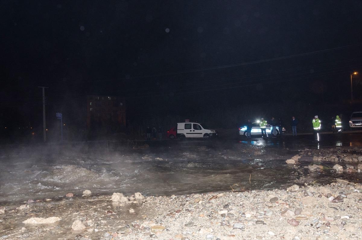 Kahramankazan'da ASKİ su borusu patladı! Cadde g&ouml;le d&ouml;nd&uuml;!