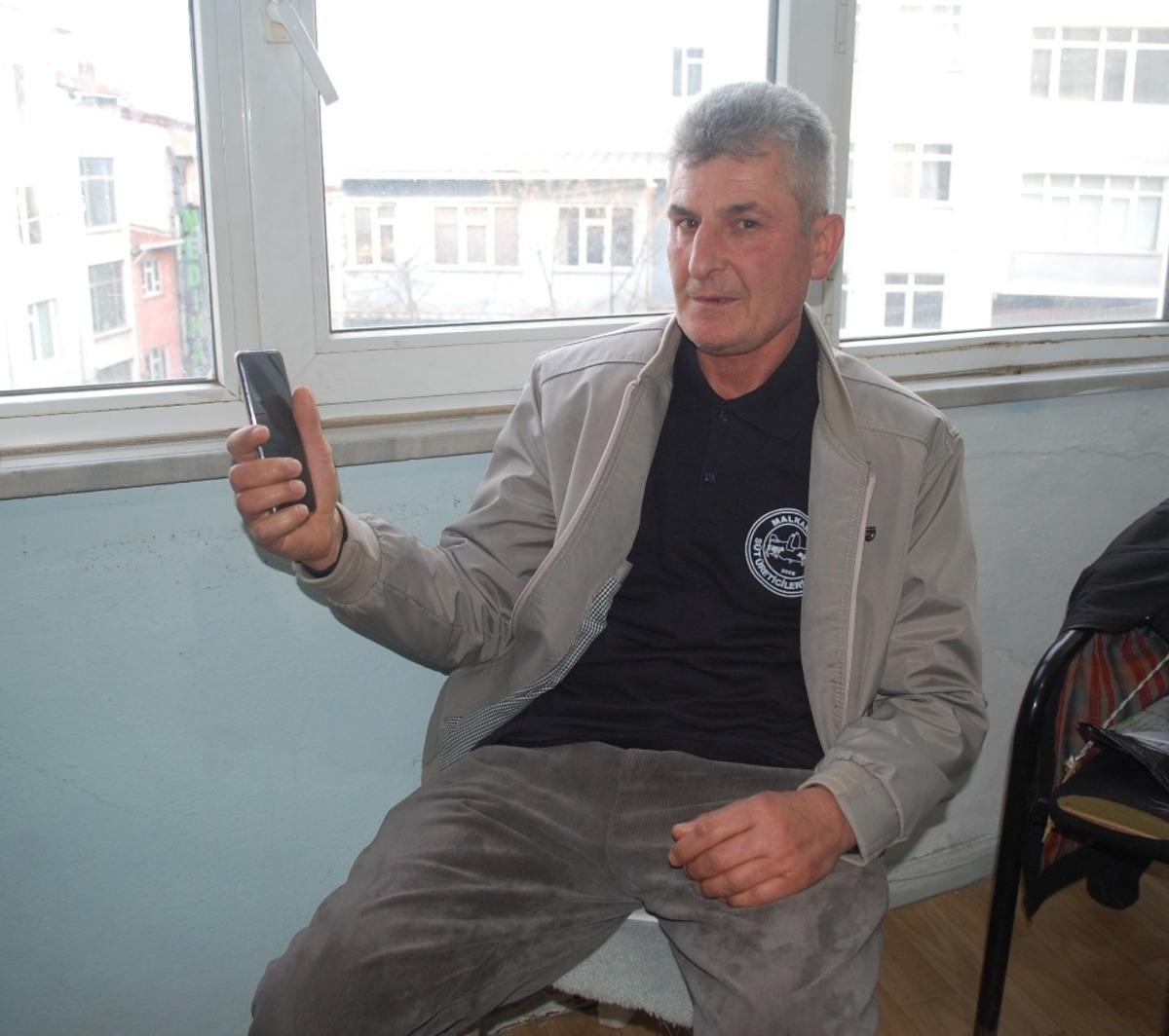 Yolda bulduğu telefonu sahibine verdi