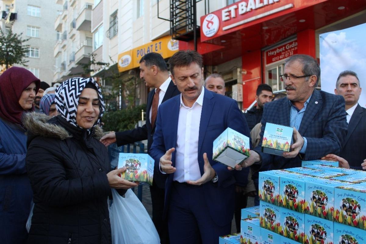 Bah&ccedil;elievler&rsquo;de on binlerce lale soğanı dağıtıldı