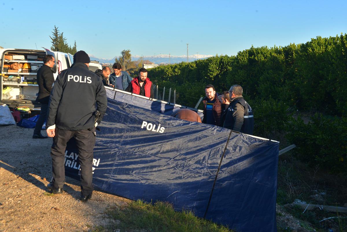 Adana'da yol kenarında &uuml;zeri battaniyeyle &ouml;rt&uuml;l&uuml; erkek cesedi bulundu