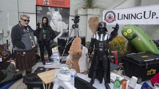 Star Wars hayranları sinema salonu önünde kamp kurdu