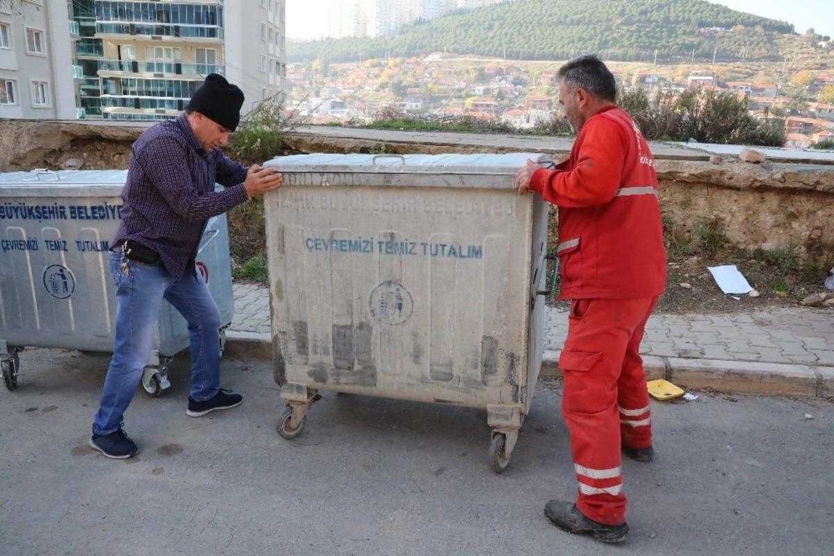 Bayraklı sokaklarına yeni &ccedil;&ouml;p konteynerleri
