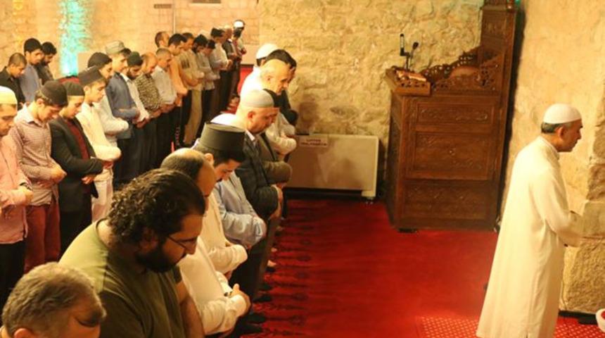 Camilerde tabure ve sandalye ile namaz kılma devri sona erdi