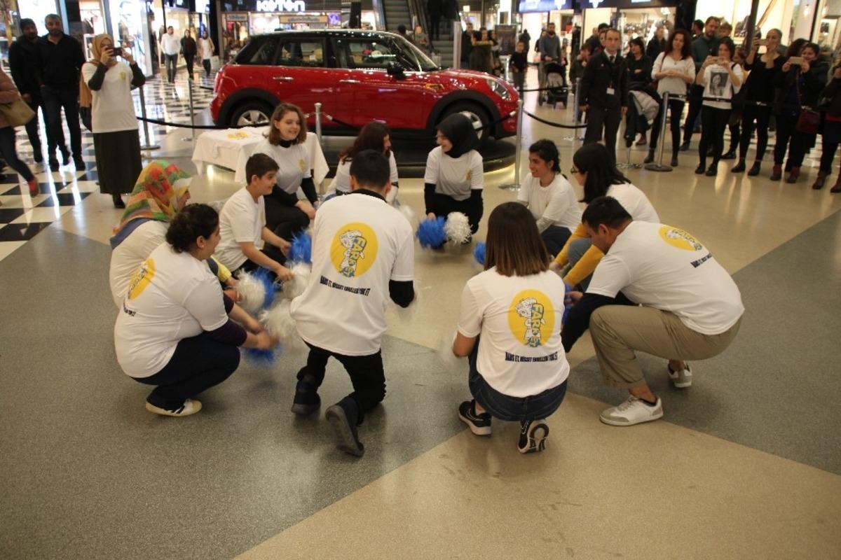 BE&Uuml; &ouml;ğrencileri 67 Burda AVM&rsquo;de dans etkinliği d&uuml;zenledi