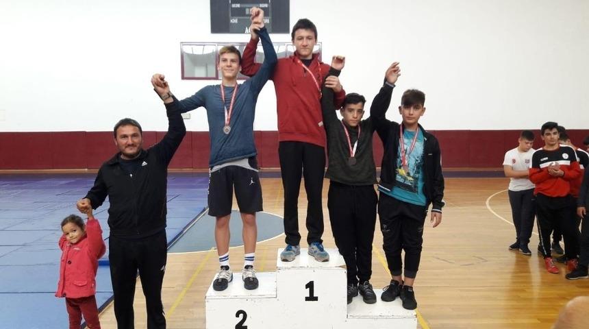 Kepez 3 sporcusuyla şampiyon oldu