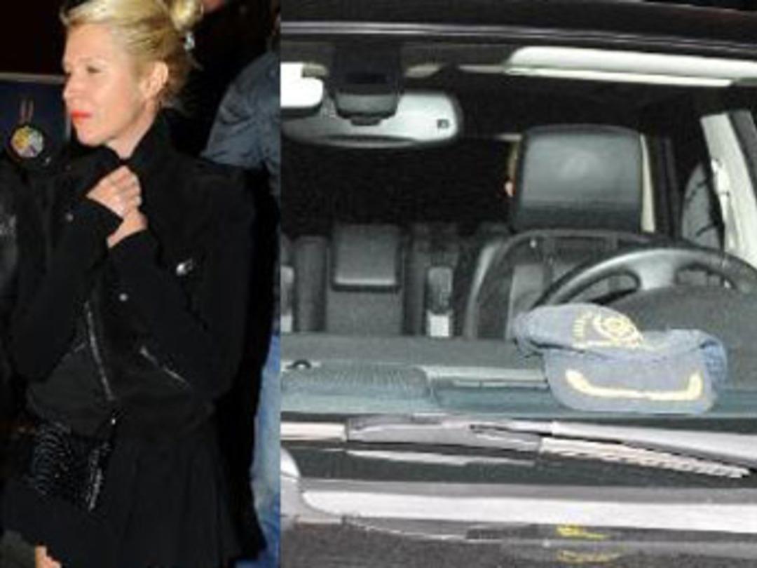 Polis şapkasıyla geziyor