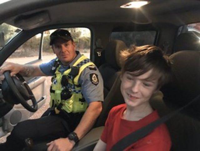 Avustralyalı çocuk abisinin kamyonetini kullanarak yangından kurtuldu