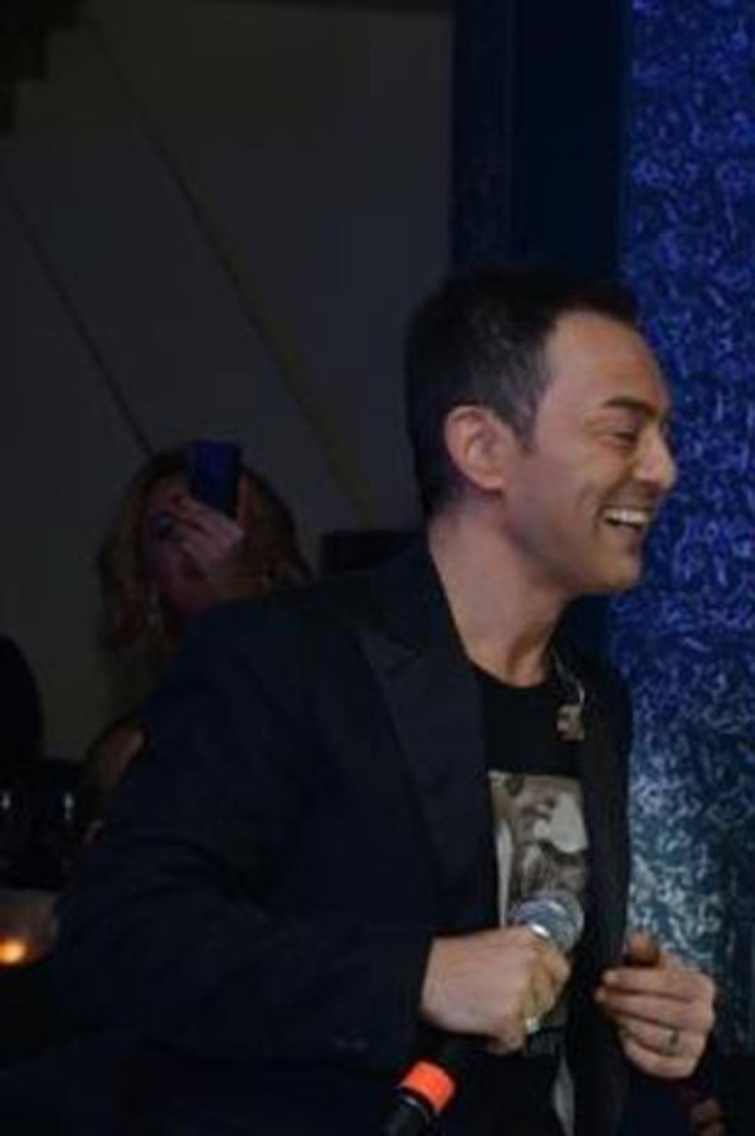 Reza, Ebru'yu elimden aldı