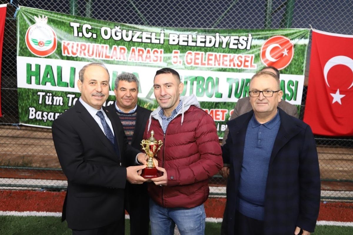 Oğuzeli&rsquo;nde geleneksel halı saha turnuvası sona erdi
