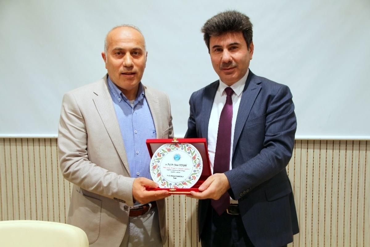 &ldquo;Mill&icirc; Şairin G&ouml;z&uuml;yle 21. Y&uuml;zyılın Safahatı&rdquo; konferansı