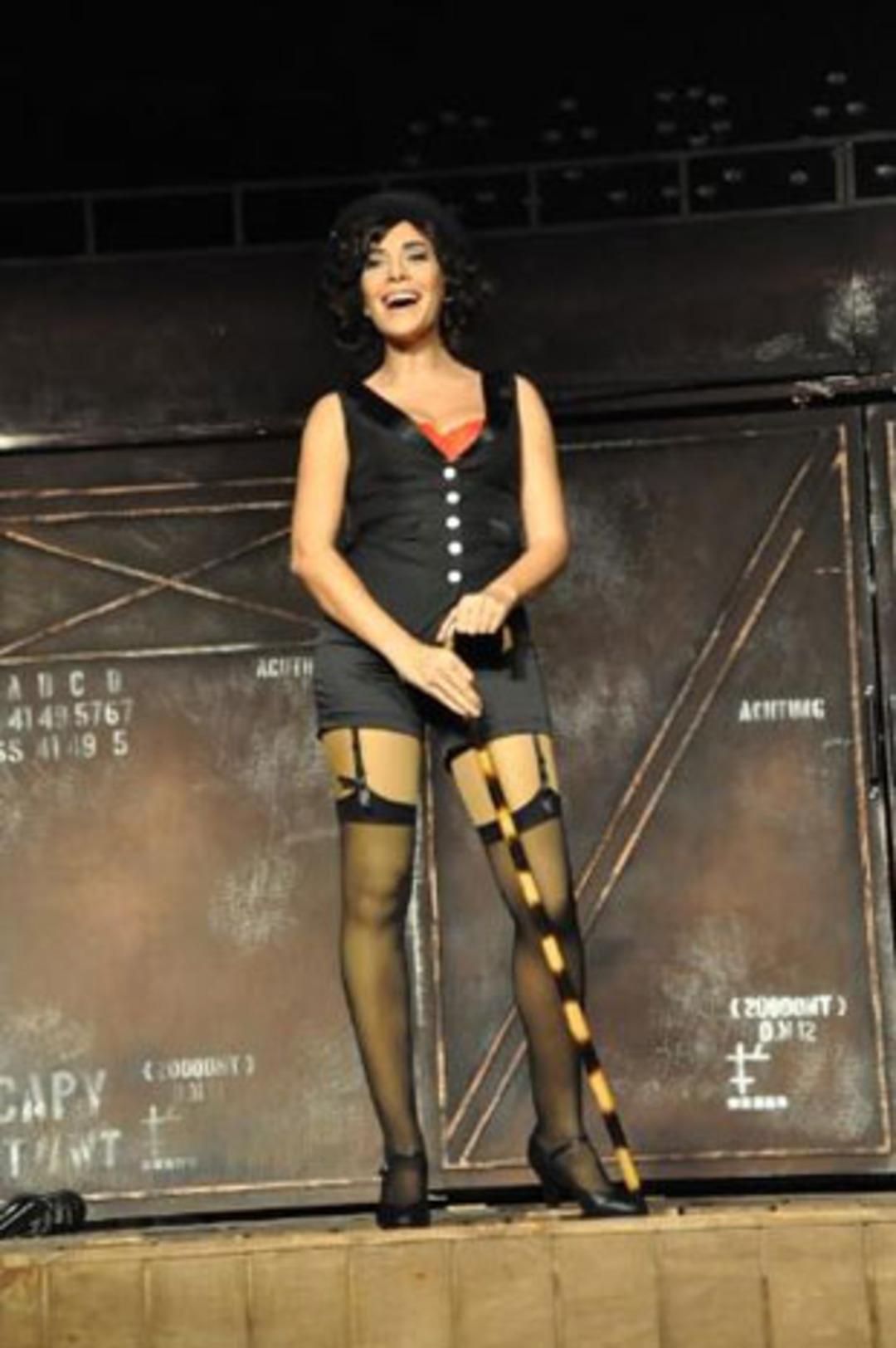 Jartiyerle sahneye &ccedil;ıktı