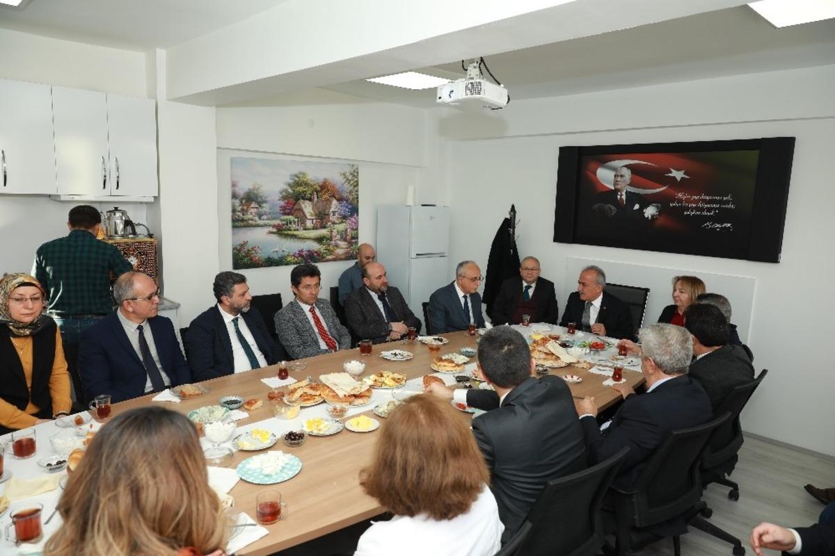 Rekt&ouml;r &Ccedil;omaklı, Fak&uuml;lte ziyaretlerine kaldığı yerden devam ediyor