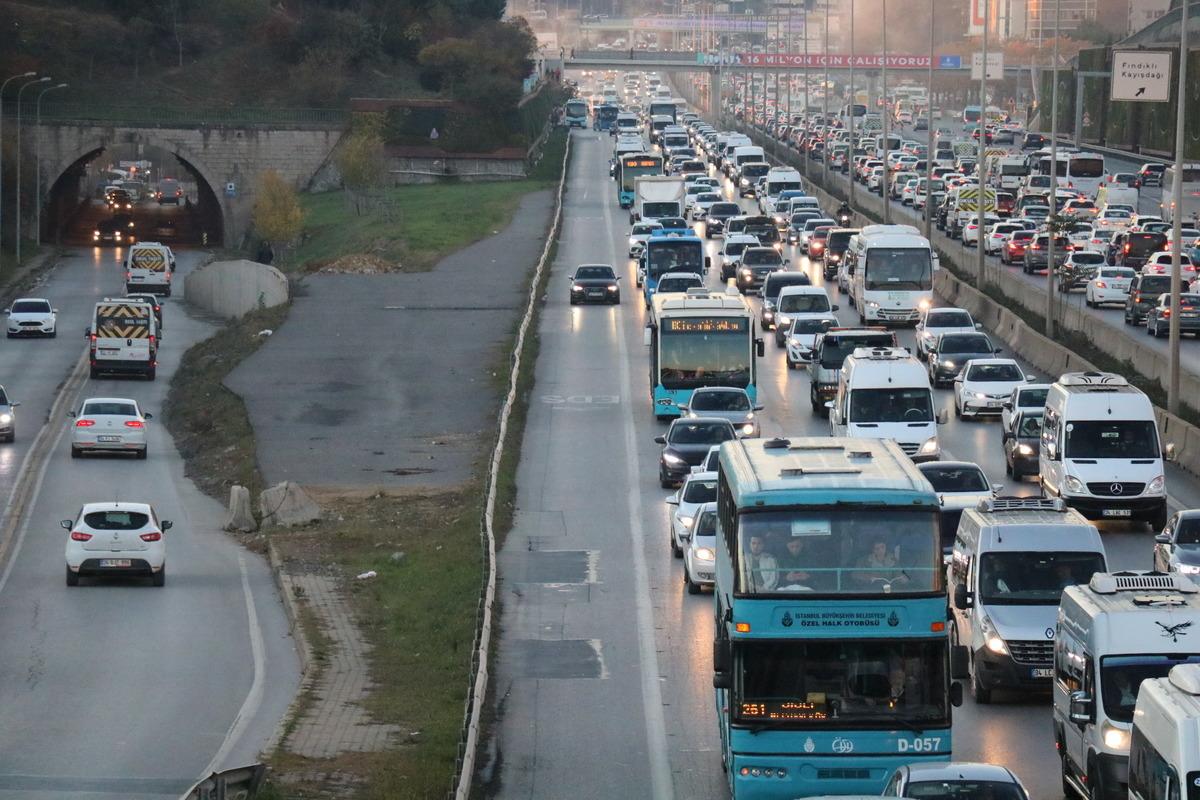 İstanbul'da emniyet şeridine giren s&uuml;r&uuml;c&uuml;lere ceza yağdı