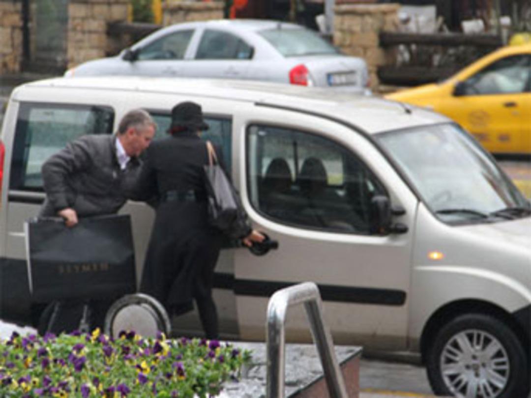 &Uuml;nl&uuml; şarkıcı &ccedil;ok m&uuml;tevazi