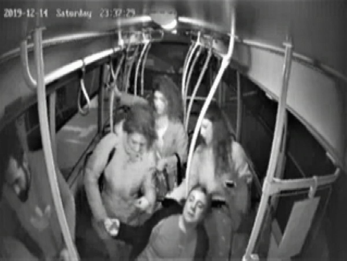 Halk otob&uuml;s&uuml; şof&ouml;r&uuml; ara&ccedil;ta fenalaşan yolcuyu hastaneye yetiştirdi