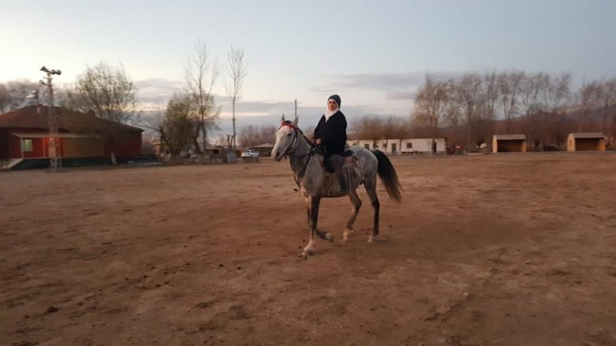 60 yaşında ata binen Fatma nine g&ouml;renleri şaşırtıyor