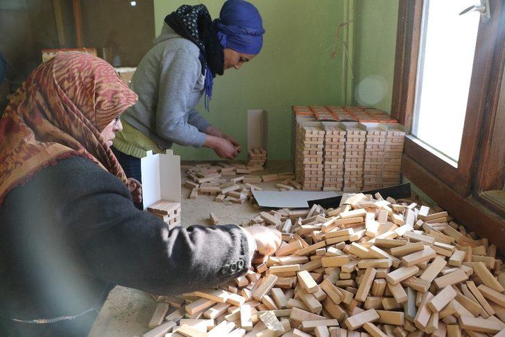 Atık malzemelerden tescilli oyuncak ürettiler G3