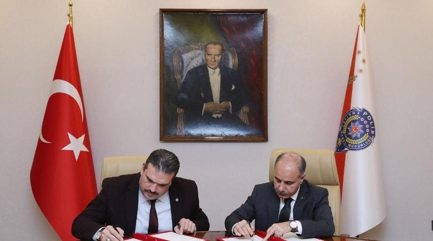 Anadolu &Uuml;niversitesi ve Emniyet Genel M&uuml;d&uuml;rl&uuml;ğ&uuml; KOM Daire Başkanlığı arasında işbirliği protokol&uuml;