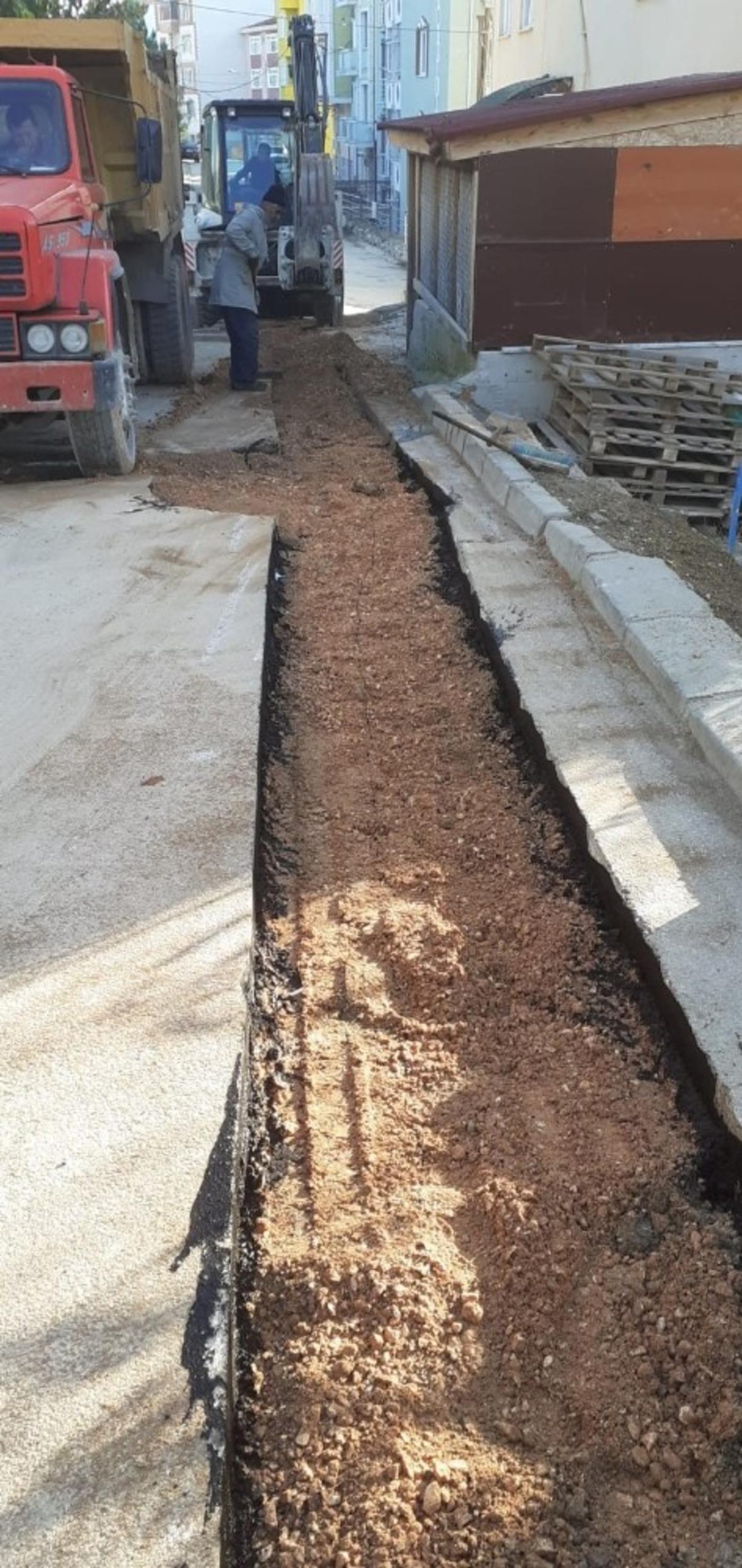 Asfalt yama ve parke taşı &ccedil;alışmaları devam ediyor