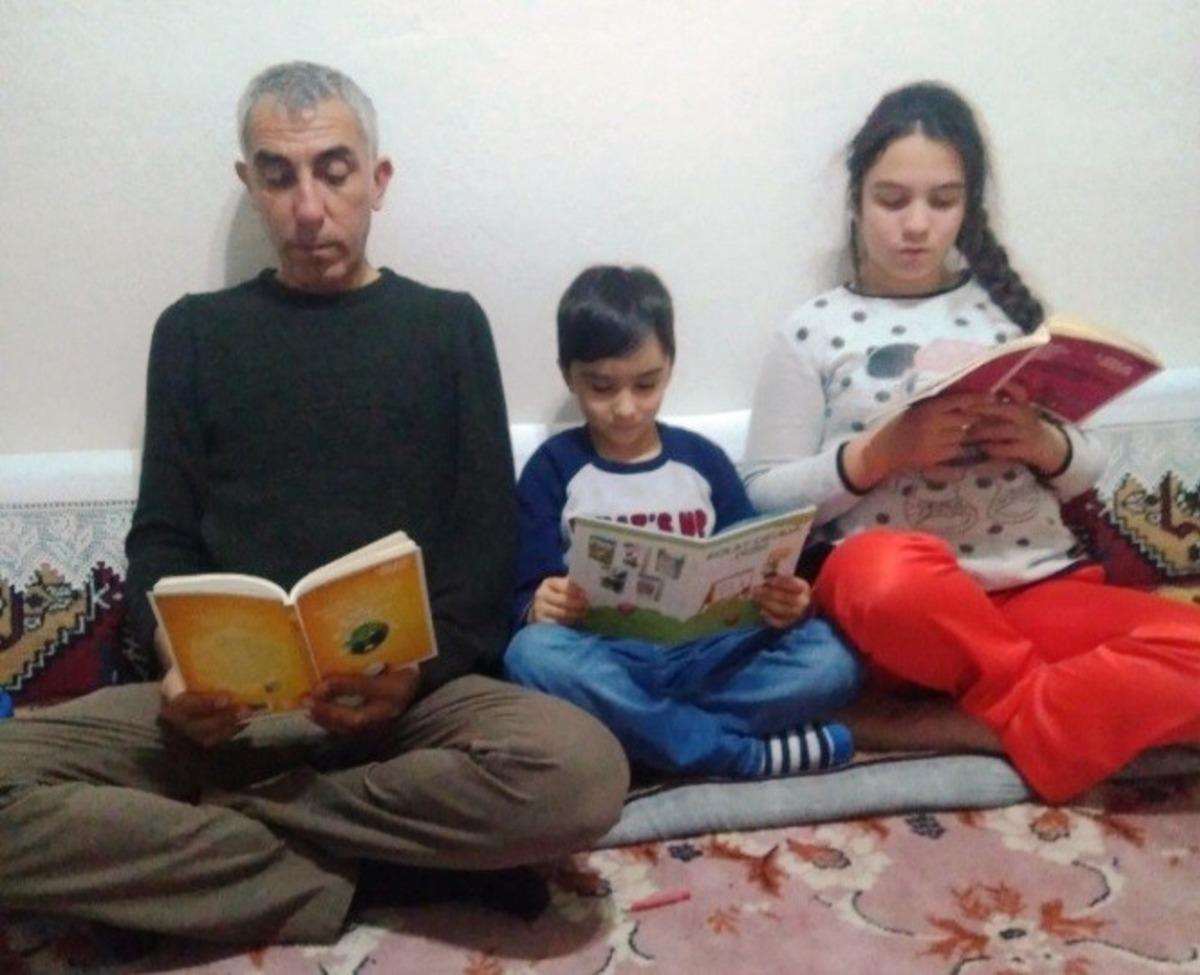 Veliler &ccedil;ocuklarıyla birlikte kitap okudu