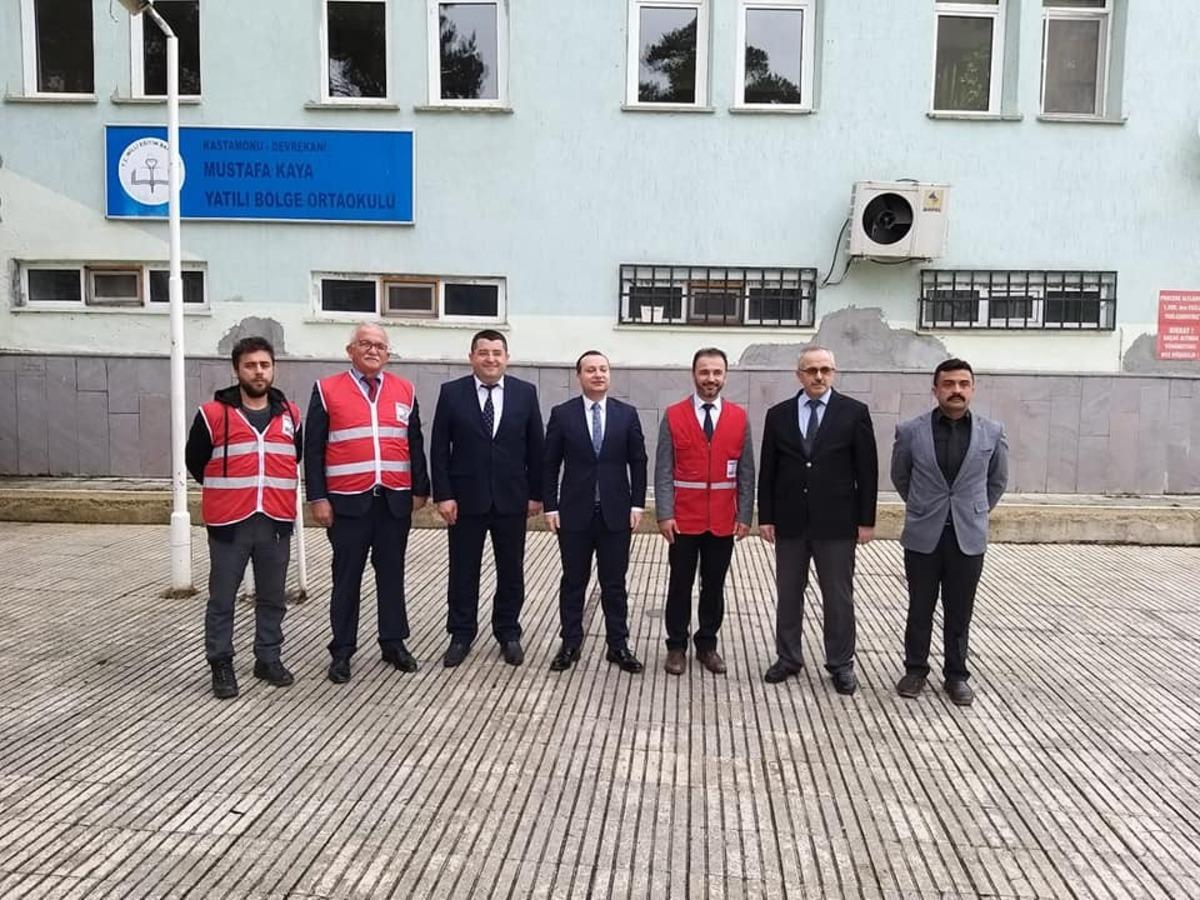 T&uuml;rk Kızılayı tarafından ihtiya&ccedil; sahibi &ouml;ğrencilere kışlık bot dağıtıldı