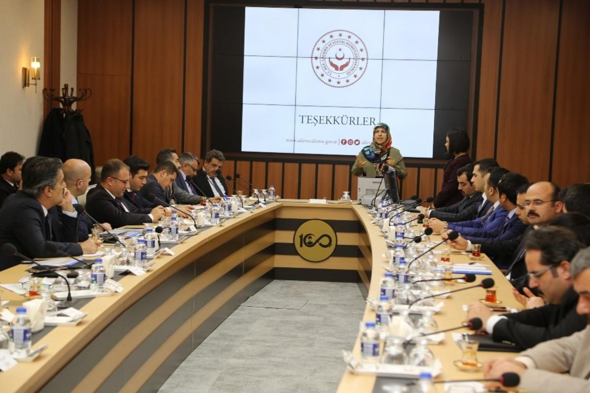 Kadına şiddet masaya yatırıldı