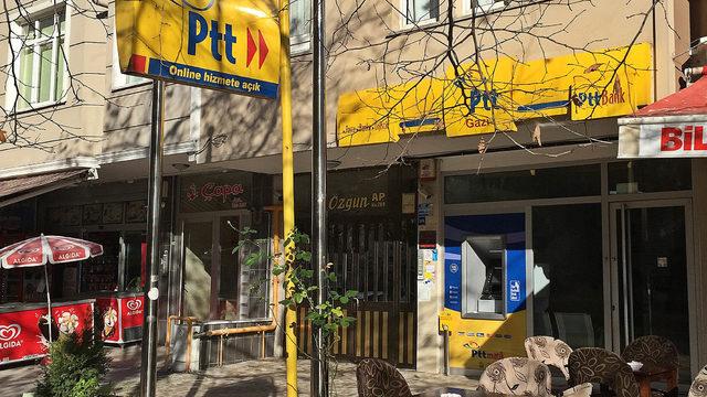 Kolilerini incelemek isteyen görevliyi oyuncak silahla tehdit etti