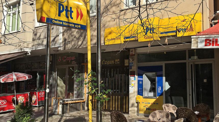 Kolilerini incelemek isteyen görevliyi oyuncak silahla tehdit etti