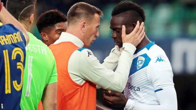 Brescia'lı Mario Balotelli geçen ay takımının Verona ile oynadığı karşılaşmadaki ırkçı tezahuratlar sonrası sahayı terk etmek istedi