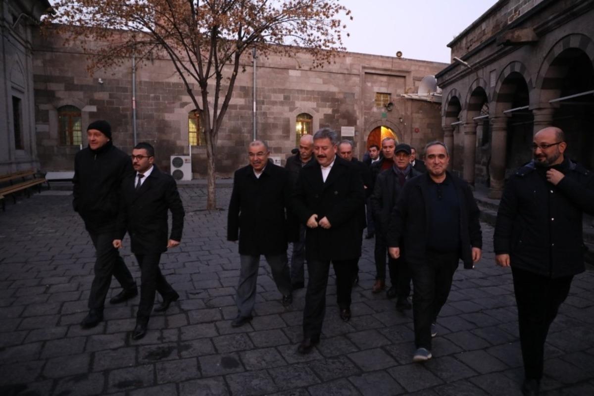 Başkan Palancıoğlu g&uuml;ne Camikebir&rsquo;de başladı