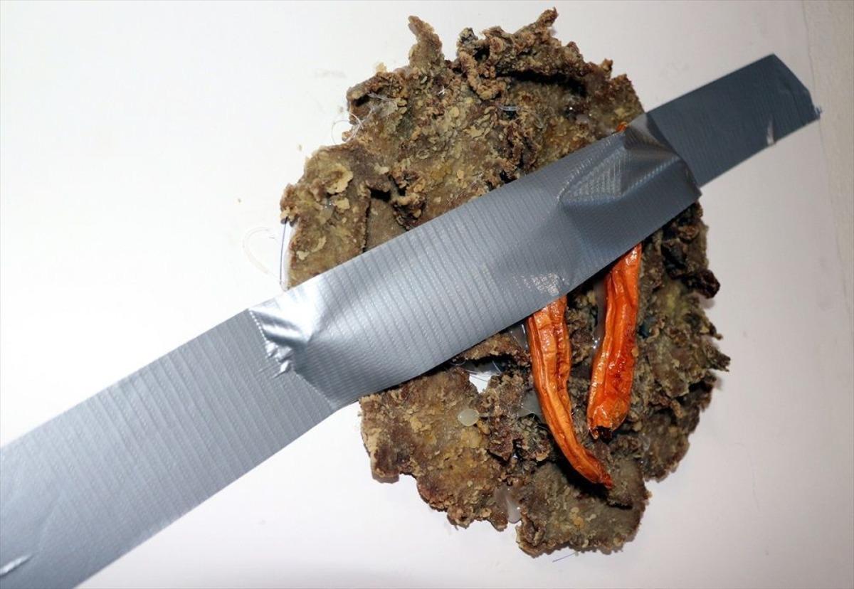 Duvara bantlayıp satışa &ccedil;ıkardı! 5 bin TL istiyor