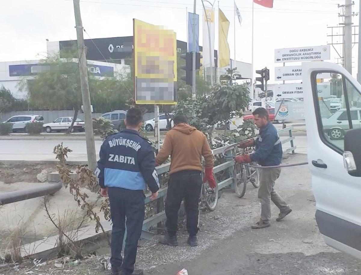 Tarsus&rsquo;ta kent estetiğini bozan tabelalar toplanıyor