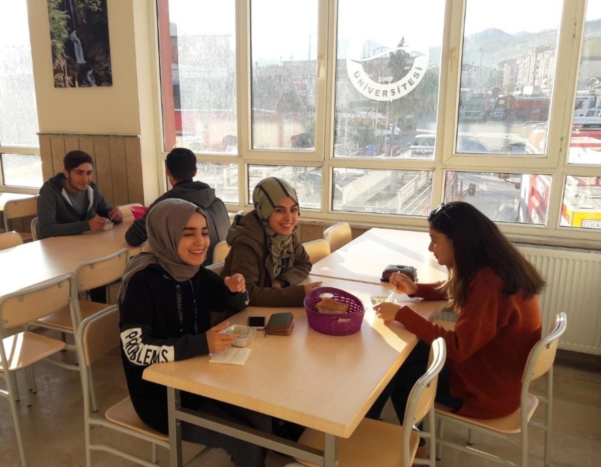 &Ouml;ğrencilere &uuml;cretsiz &ccedil;orba dağıtımı devam ediyor