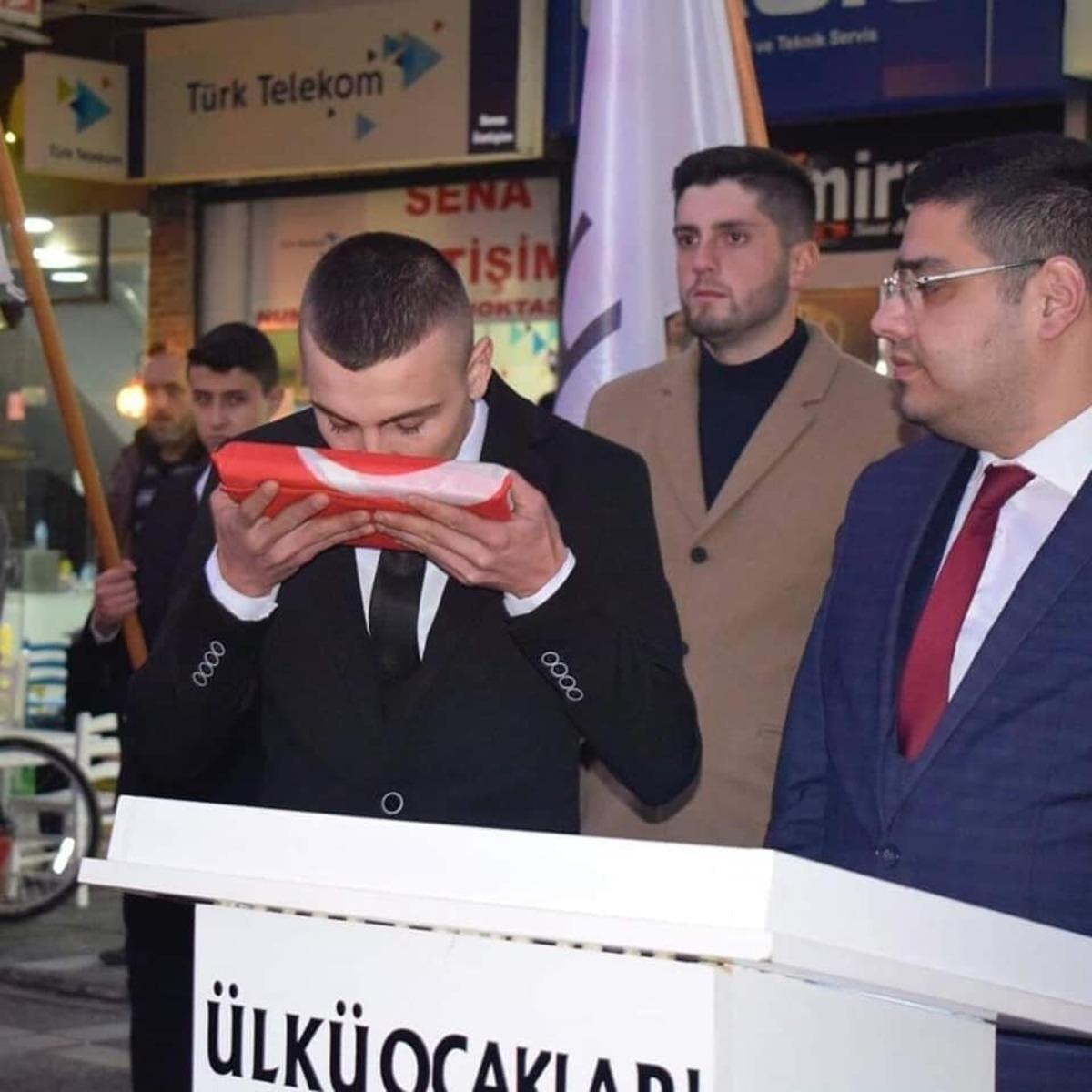Atama yapılan başkana meydanda g&ouml;rev teslim edildi
